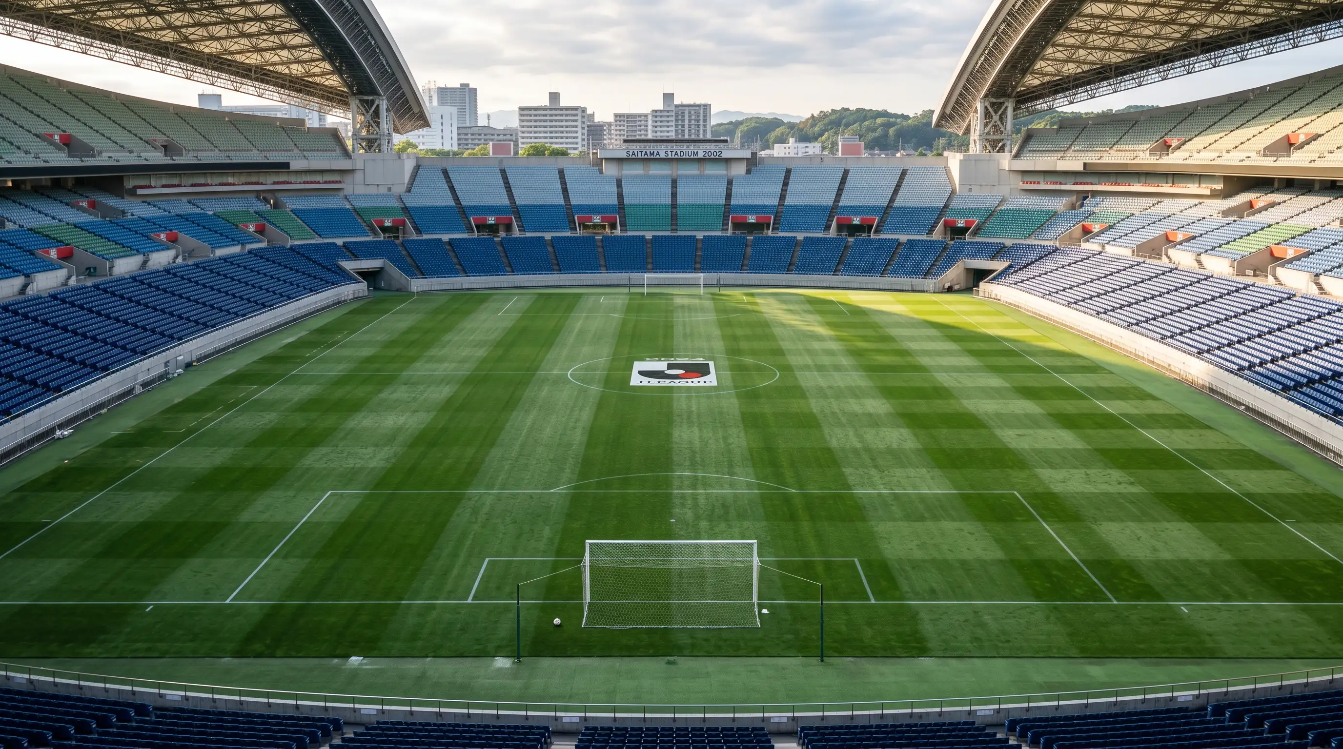Campo de fútbol japonés preparado para el inicio de una nueva temporada con césped recién cortado