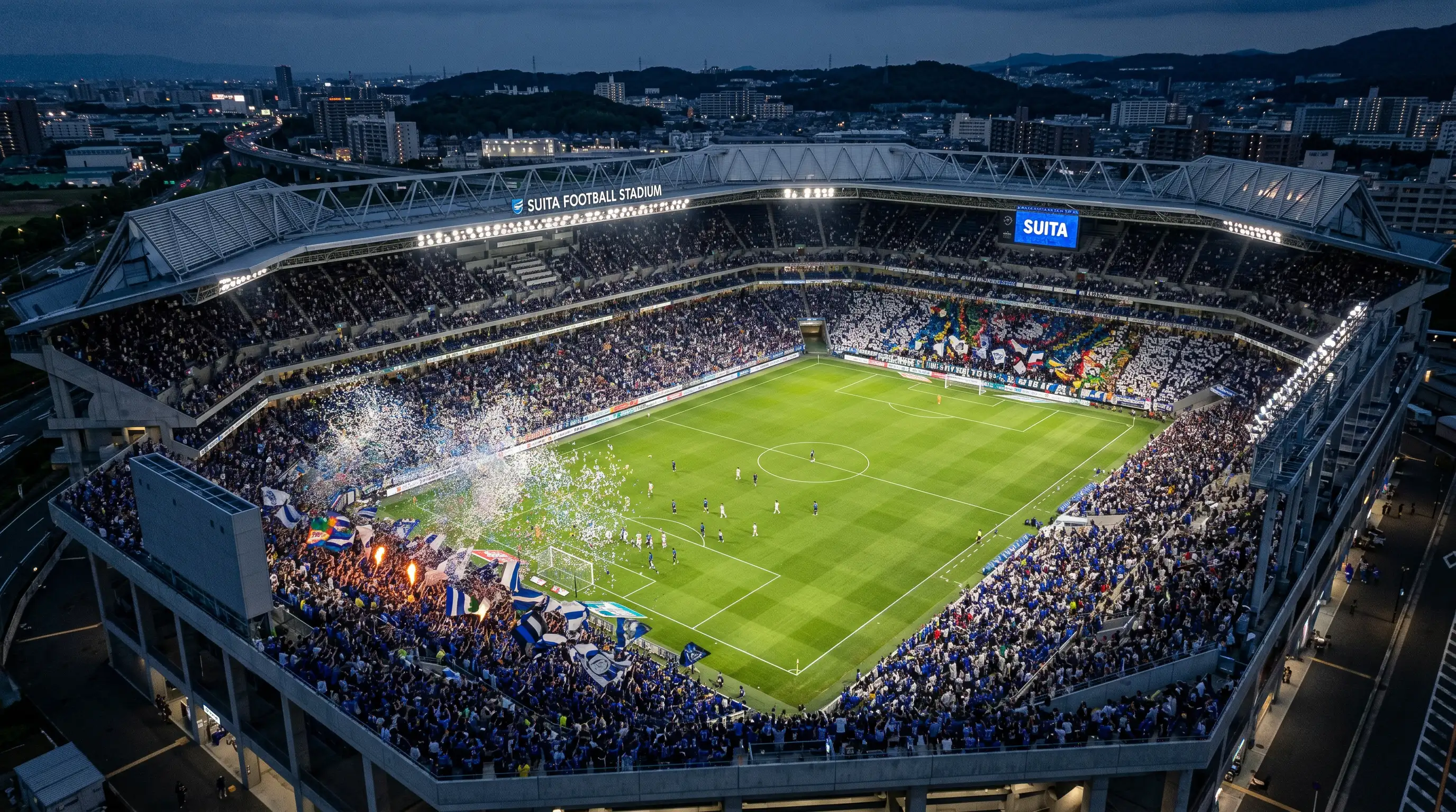 Estadio lleno de espectadores durante un partido de la J1 League con pancartas de aficionados