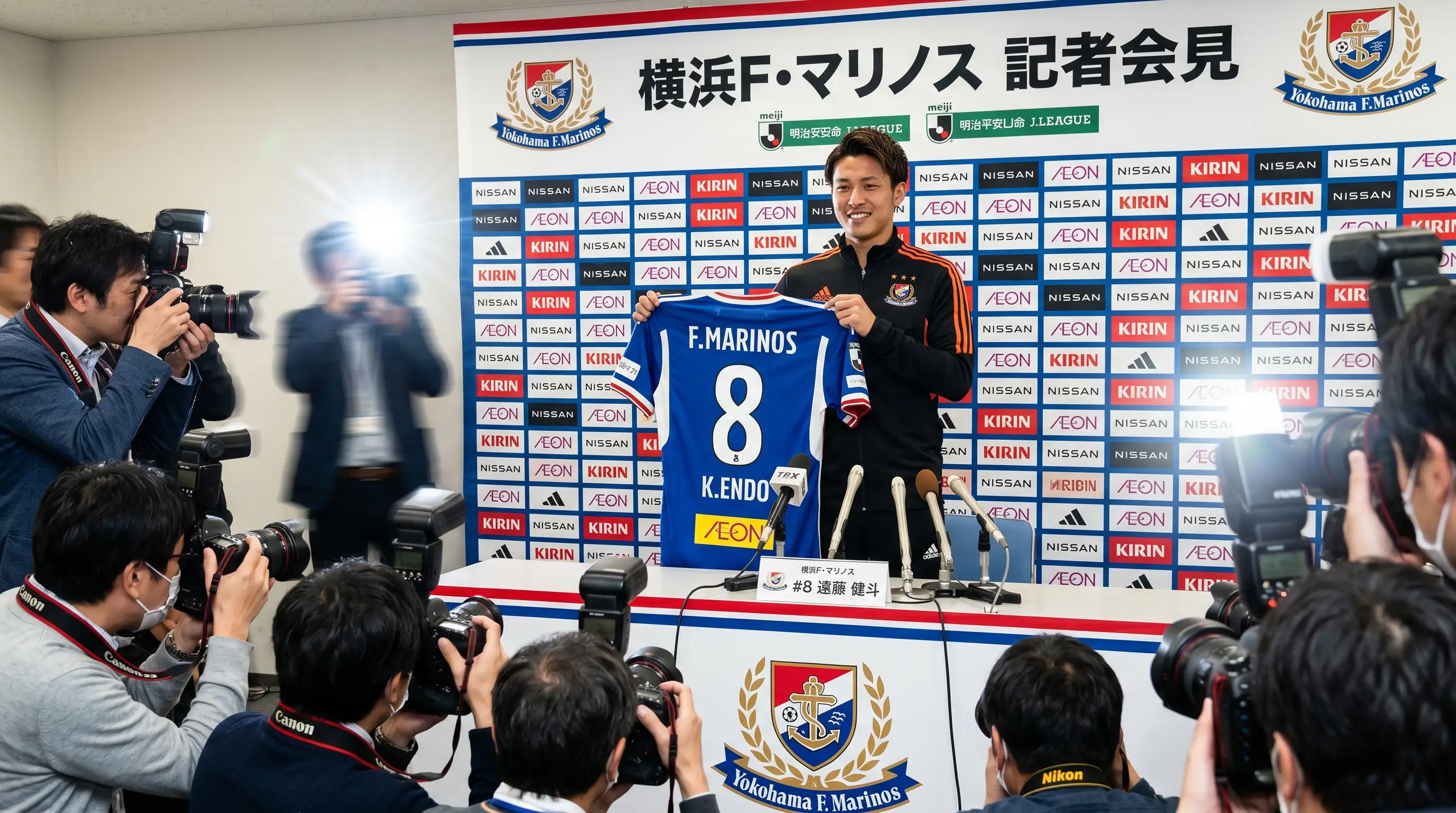 Jugador de fútbol posando con la camiseta de su nuevo club japonés durante una presentación
